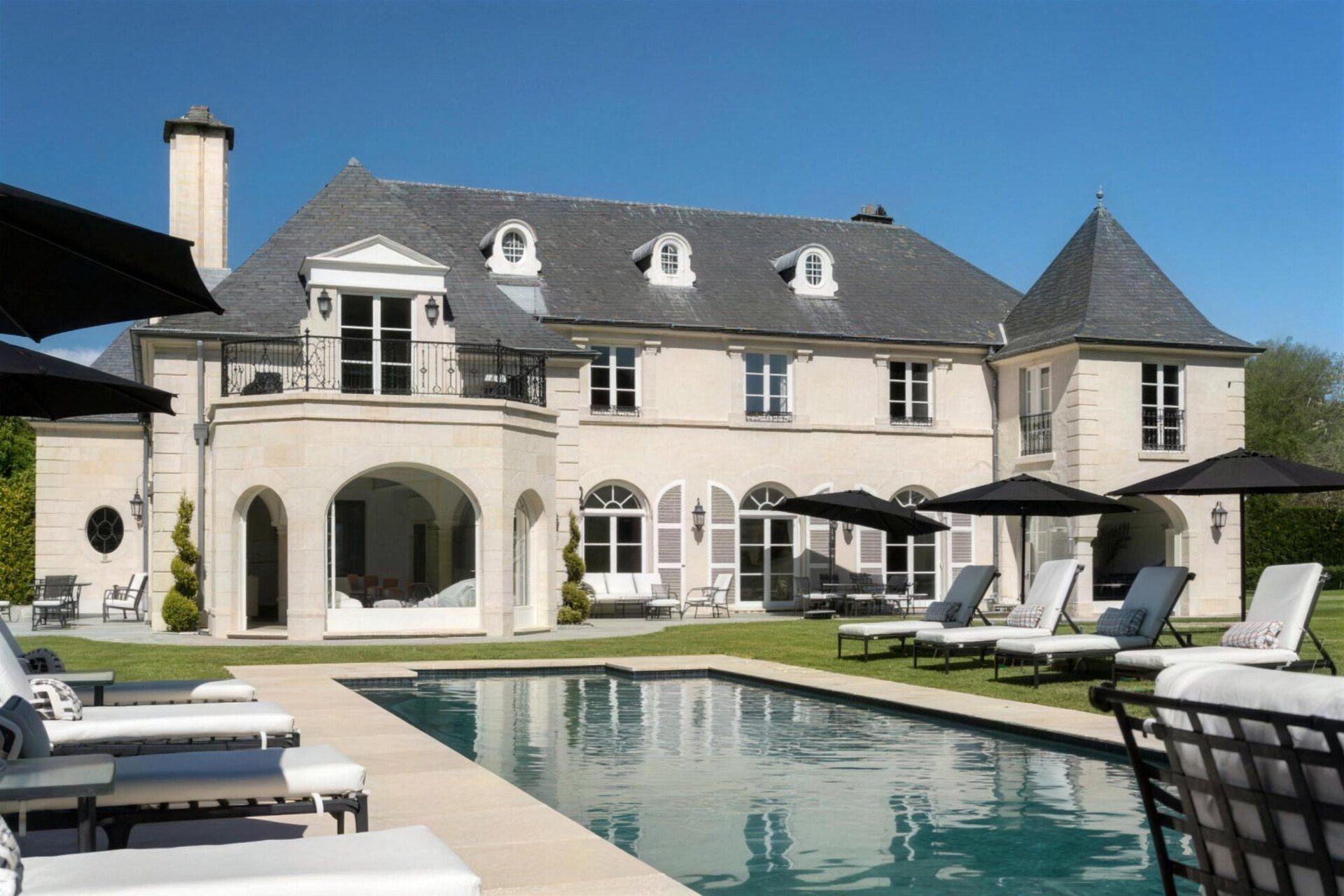 La façade et la piscine